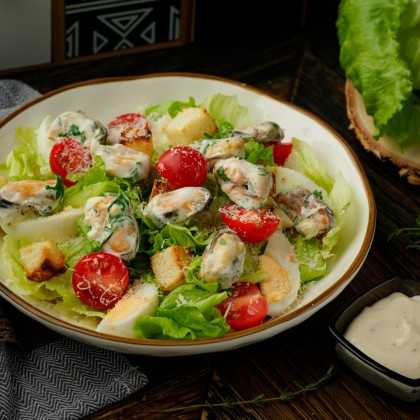 Салат "Цезарь" с мидиями в сливочном соусе