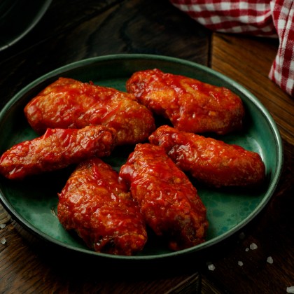 Крылья в соусе шрирачи