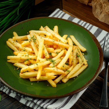 Картофель фри с чесноком, кунжутом и укропом