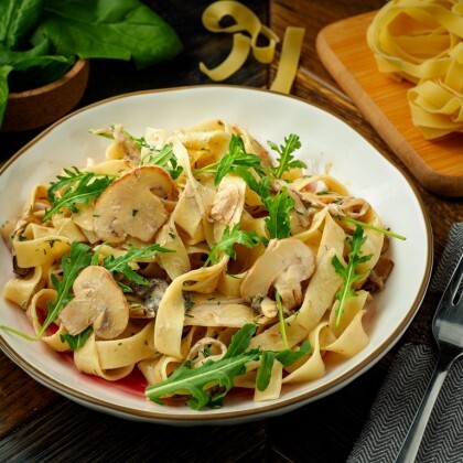 Паста с грибами и ветчиной в сливочном соусе