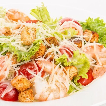 Салат Цезарь с креветками