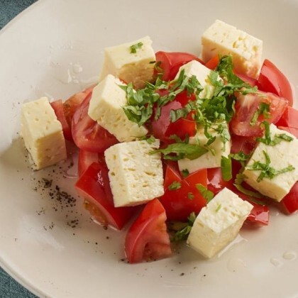 Салат помидоры с брынзой