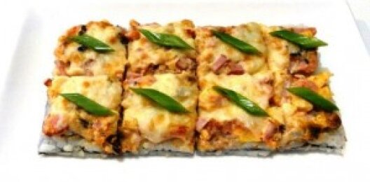 Суши пицца с мидиями и беконом