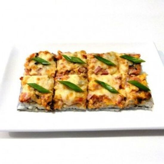 Суши пицца с мидиями и беконом