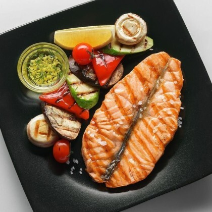 Стейк семги с овощами гриль