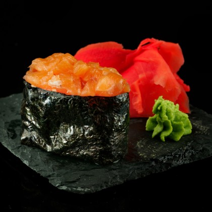 Спайси с копчёным лососем - 1шт.