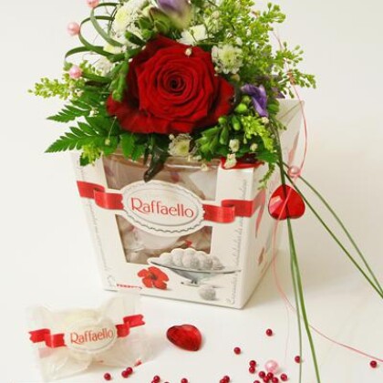 Цветочная композиция с Раффаэлло «Улыбнись» art 581