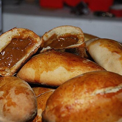 Пирожок со сгущенкой