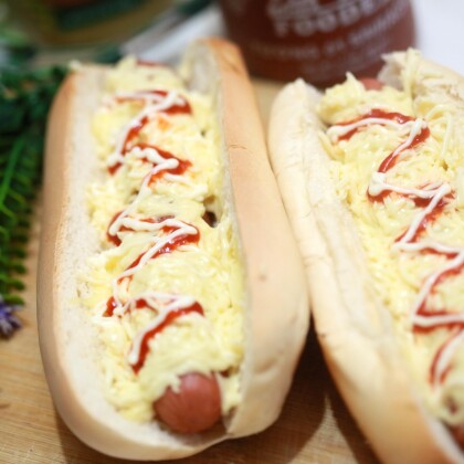 Хот-дог в булке с сыром