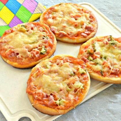 Пицца с колбасками