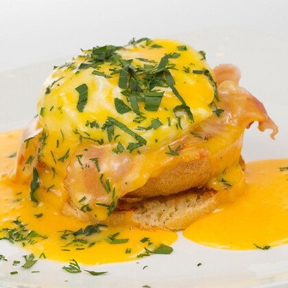 Яйцо Бенедикт с беконом.