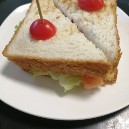 Сэндвич с лососем и сливочным сыром