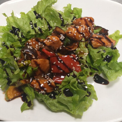 Теплый салат с семгой.