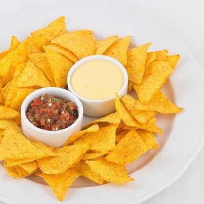 Чипсы тортилья + чесночный соус