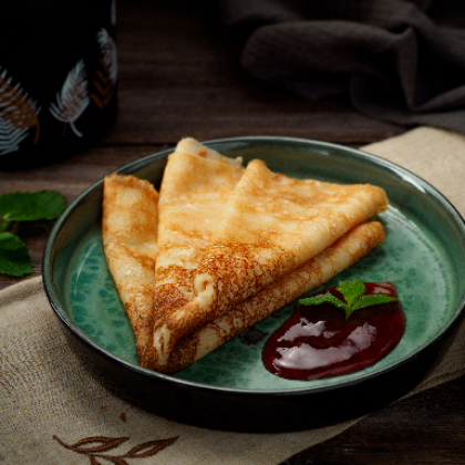 Блины с клубникой