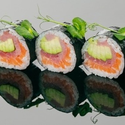 Ролл с лососем, тунцом и авокадо