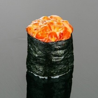 Гункан Спайс с копчёным лососем