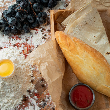 Хлебная корзина с соусом сацебели