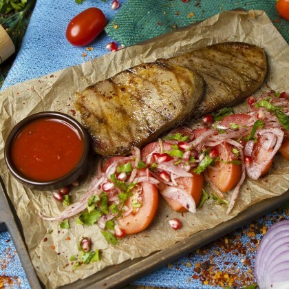 Говяжий язык на гриле со свежими овощами и соусом сацебели