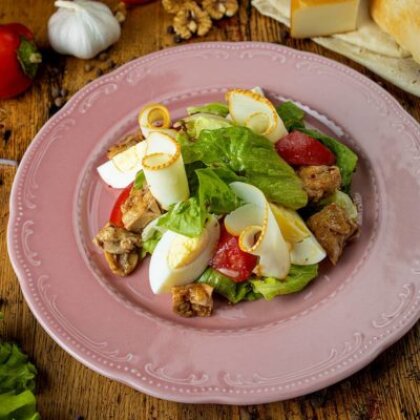 Тёплый салат из куриного шашлыка с копчёным сулугуни