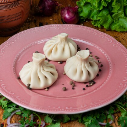 Хинкали с говядиной и свининой с добавлением зелени