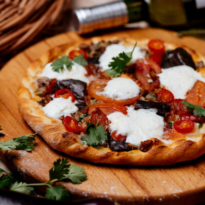 Открытый хачапури с печёными овощами, рубленой говядиной, сыром страчателла