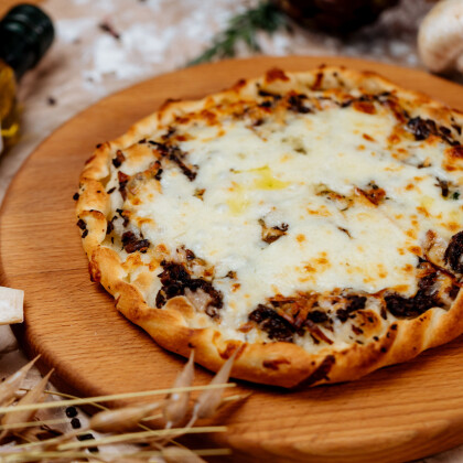 Хачапури с цыплёнком, грибами и копчёным сыром сулугуни