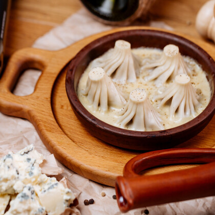 Патара хинкали из говядины и свинины в перечном соусе с сырами пармезан и дор блю