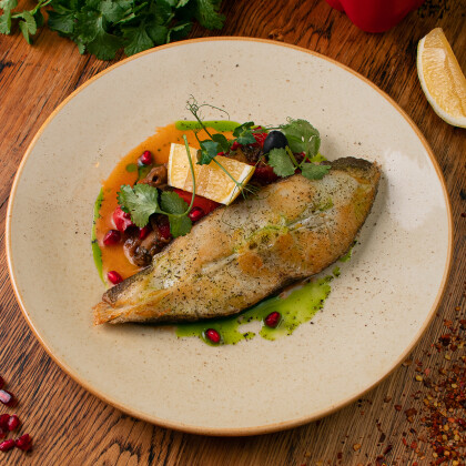 Жареный палтус с горячим аджапсандалом, маслинами и лимоном