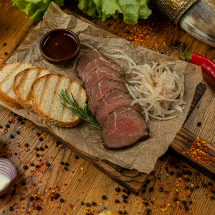 Ростбиф с маринованным луком и фирменным соусом
