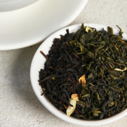 Зелёный чай с листьями и ягодами земляники