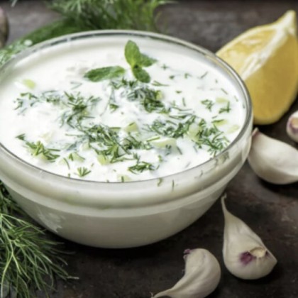 Сметанный с чесноком и грузинскими приправами