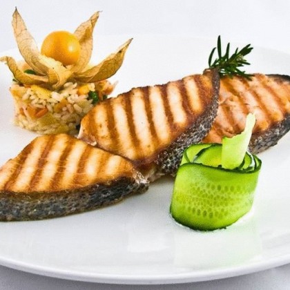 Стейк филе масляной рыбы на мангале