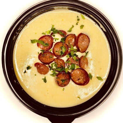 Картофельный крем-суп с охотничьими колбасками.