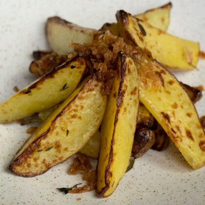 Картофельные дольки в травах заморских