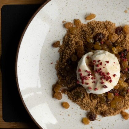 Горячий изюм с ромом и имбирной крошкой