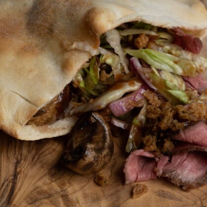 Пита с брискетом и печеным перцем