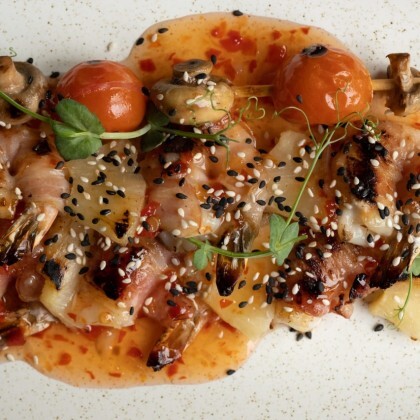 Креветки на шпажке с беконом и ананасом под соусом сладкий чили