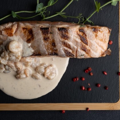 Филе лосося с креветочно-сливочным соусом