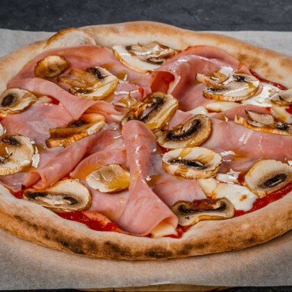 Пицца с ветчиной и грибами