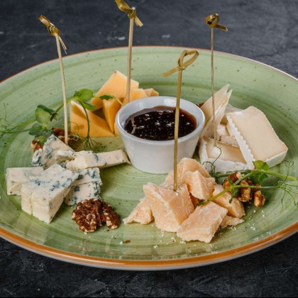 Ассорти европейских сыров с мёдом и орехом