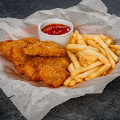 Куриные наггетсы с картофелем фри