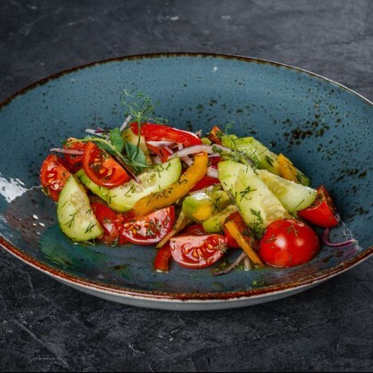 Салат из овощей с ароматными травами