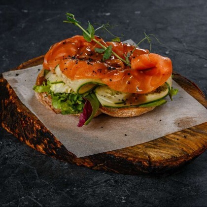 Брускетта с лососем