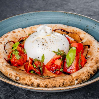 Буррата собственного производства с томатами