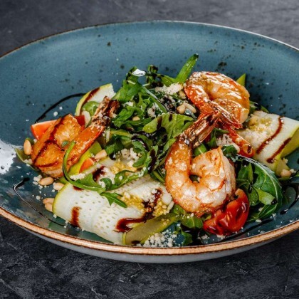 Салат руккола с креветками