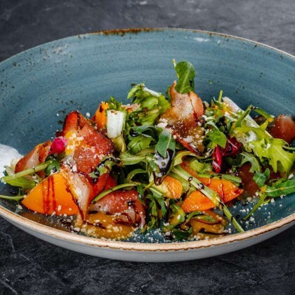 Салат с вяленой уткой и соусом из манго и мандарина