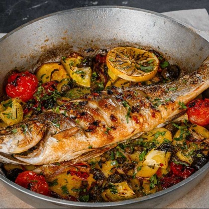 Сибас, запеченный в печи с картофелем