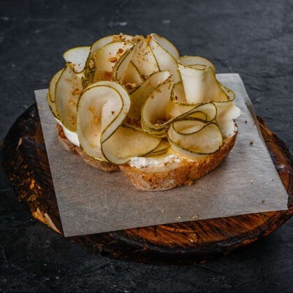 Брускетта с мягким сыром и грушей