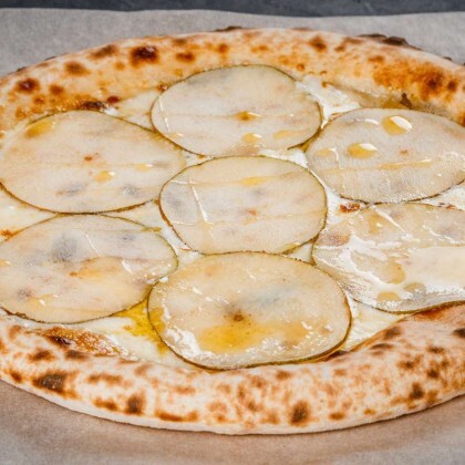 Пицца с грушей и горгонзолой